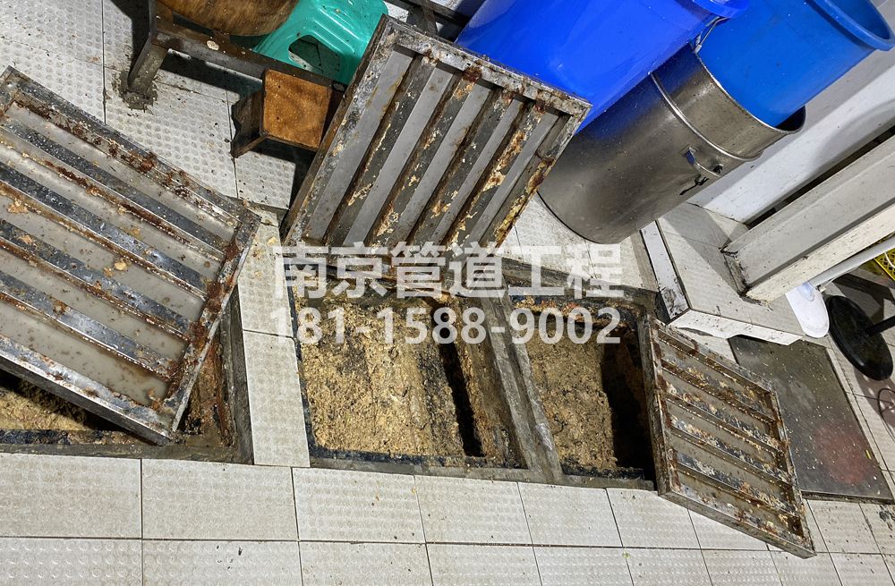 278燕子矶村城管中队食堂隔油池清理